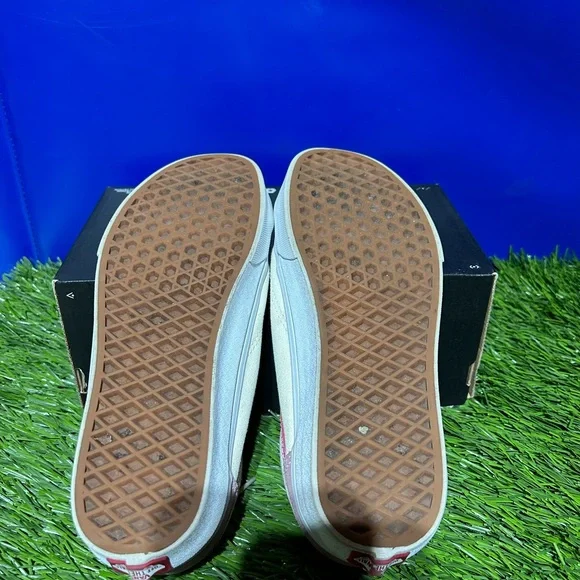 Size 9.5 vans sneakers.  Like new - Picture 3 of 3